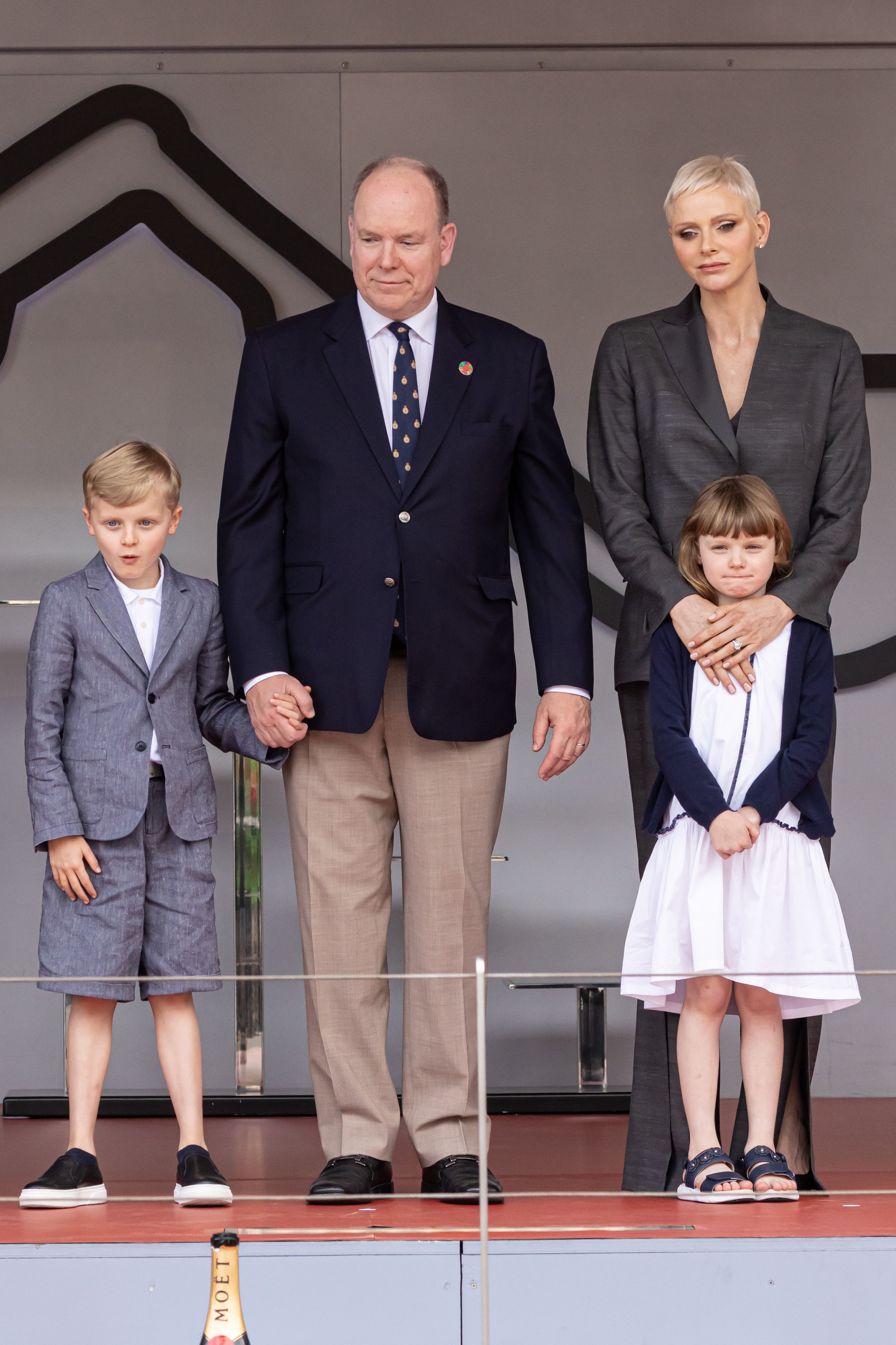 Die Fürstin wirkt nicht glücklich.