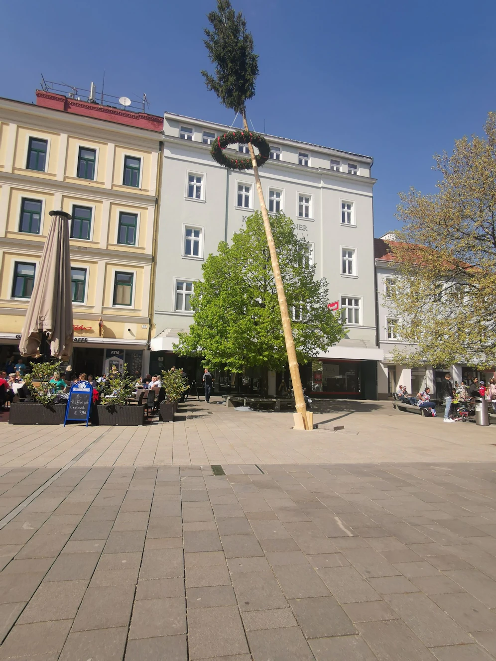 Schiefer Maibaum – Schanigarten in Wr. Neustadt geräumt