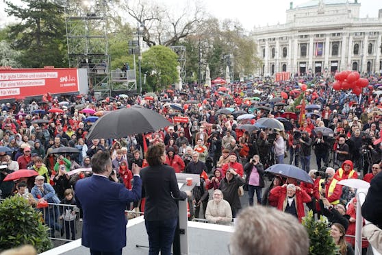 Laut SPÖ waren am Sonntag 100.000 Menschen beim Maiaufmarsch. Die Polizei zählte bedeutend weniger Teilnehmer.