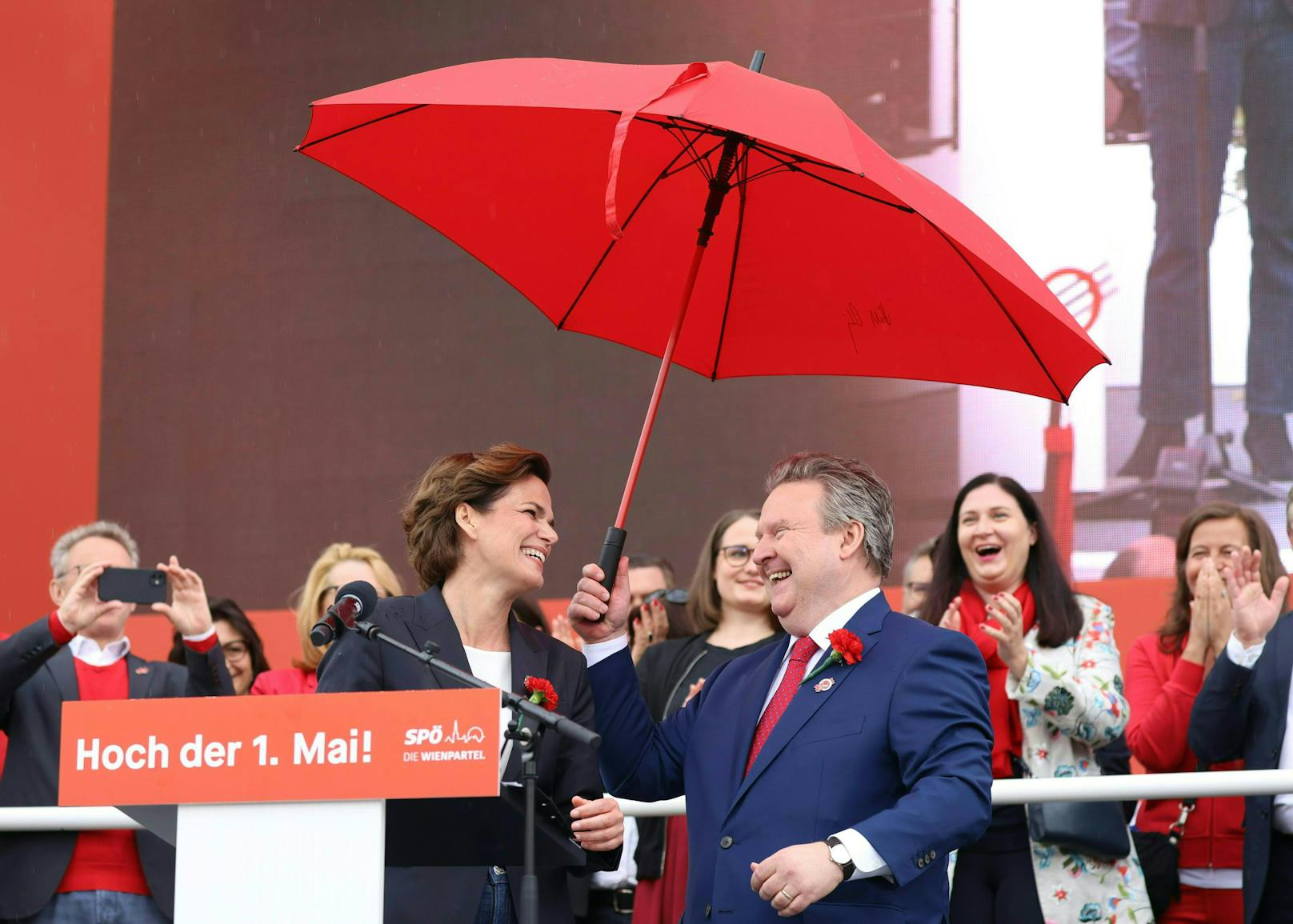 Unter großem Gelächter wurde der schwarze durch einen roten Regenschirm ersetzt. 