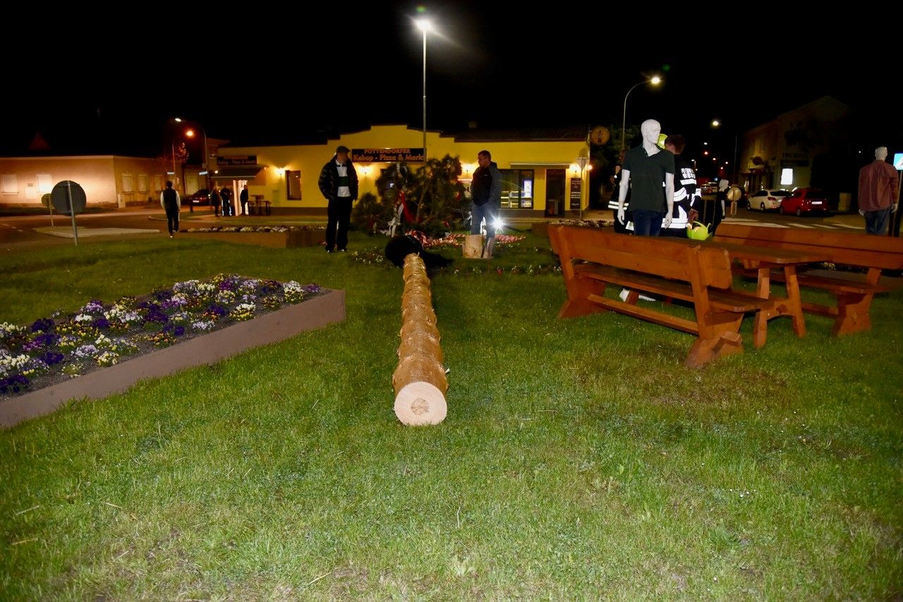 Unbekannte sägten Maibaum in Pottendorf mit Motorsäge um.