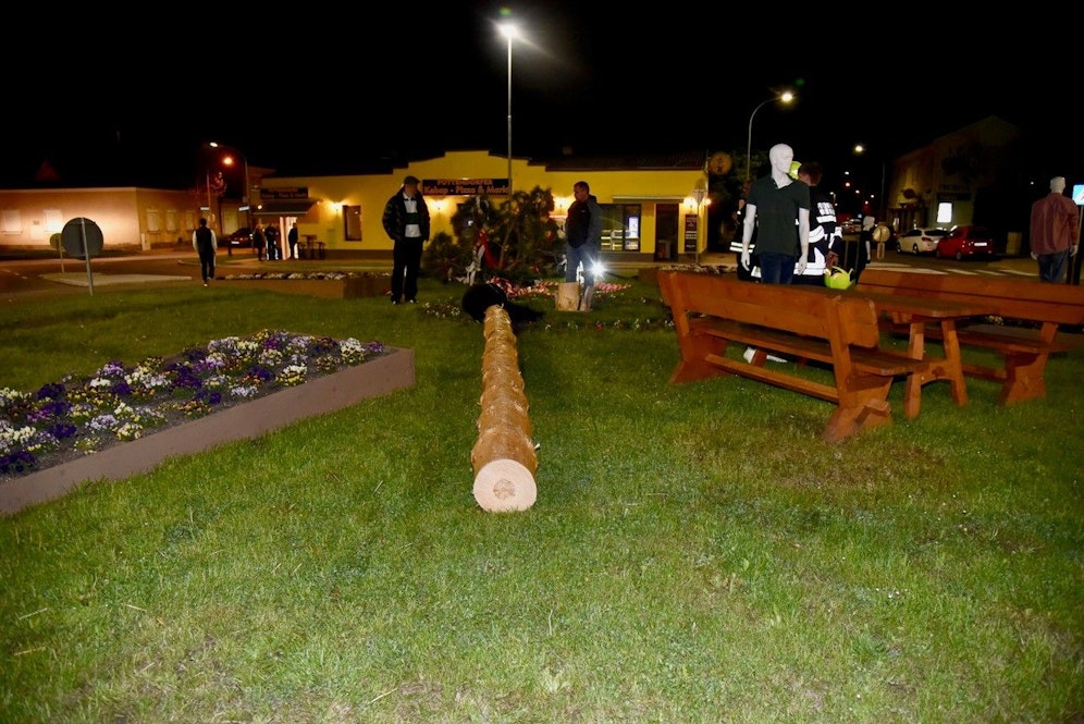 Unbekannte sägten Maibaum in Pottendorf mit Motorsäge um.