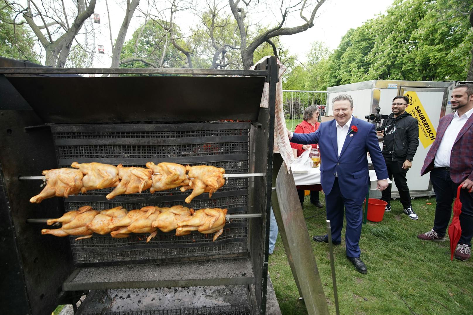 Bürgermeister Michael Häupl (SPÖ) schaute beim Maifest am Grillhendl-Stand vorbei.