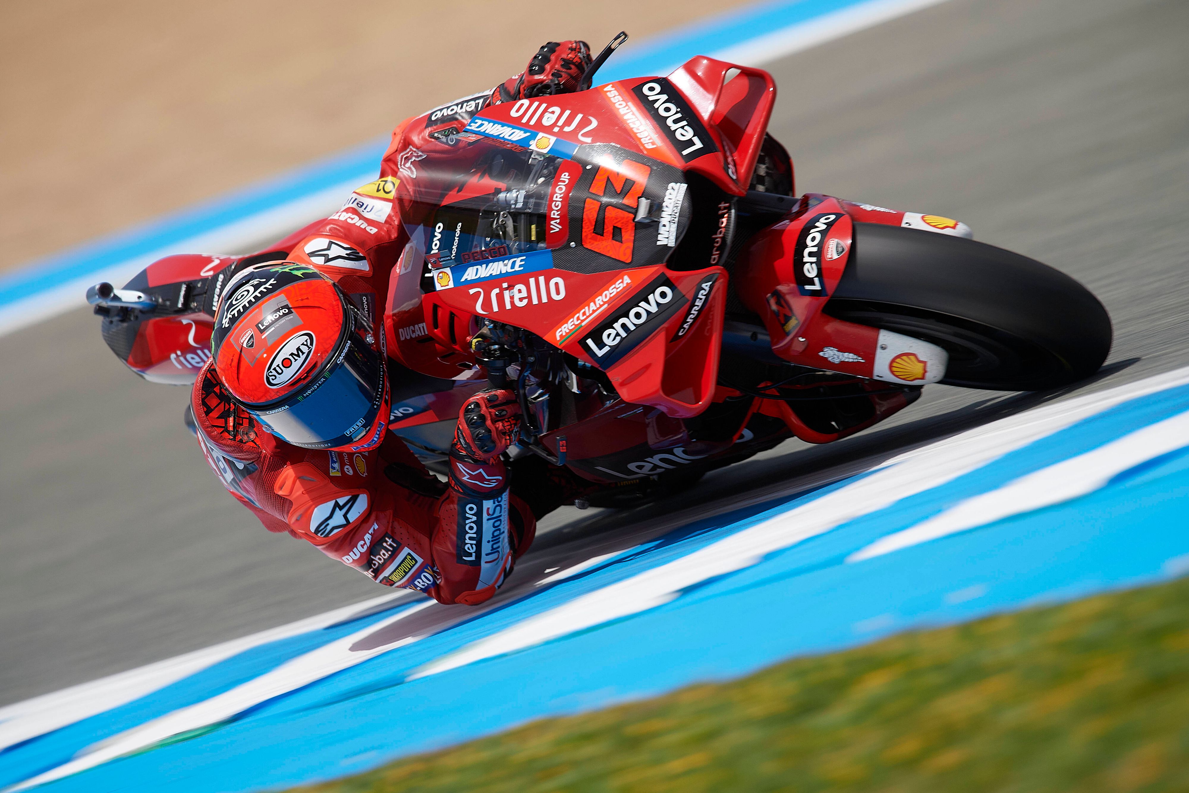 Francesco Bagnaia dirigiert seine Ducati um die Kurve.