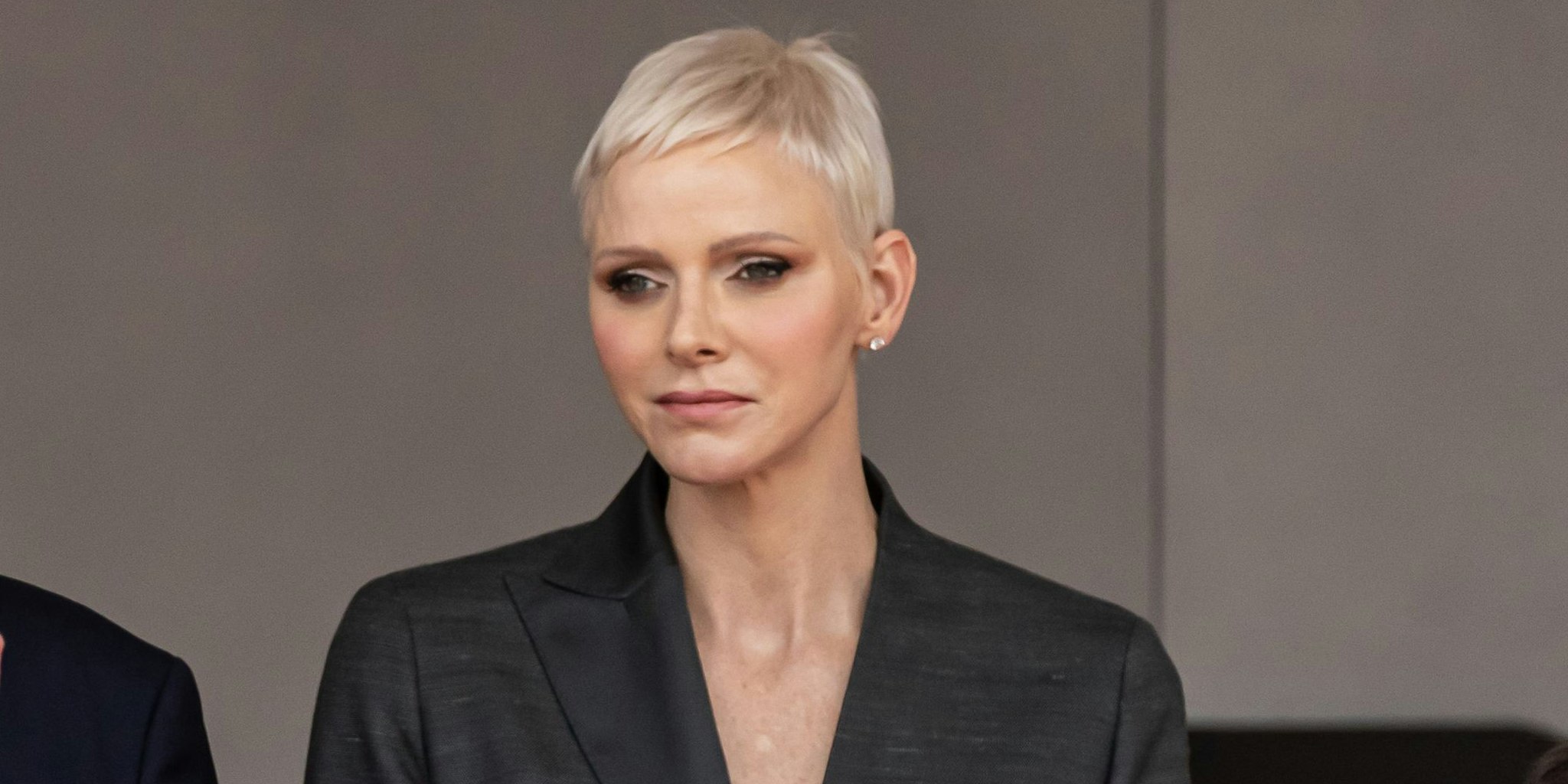 Sie sieht nicht glücklich aus.