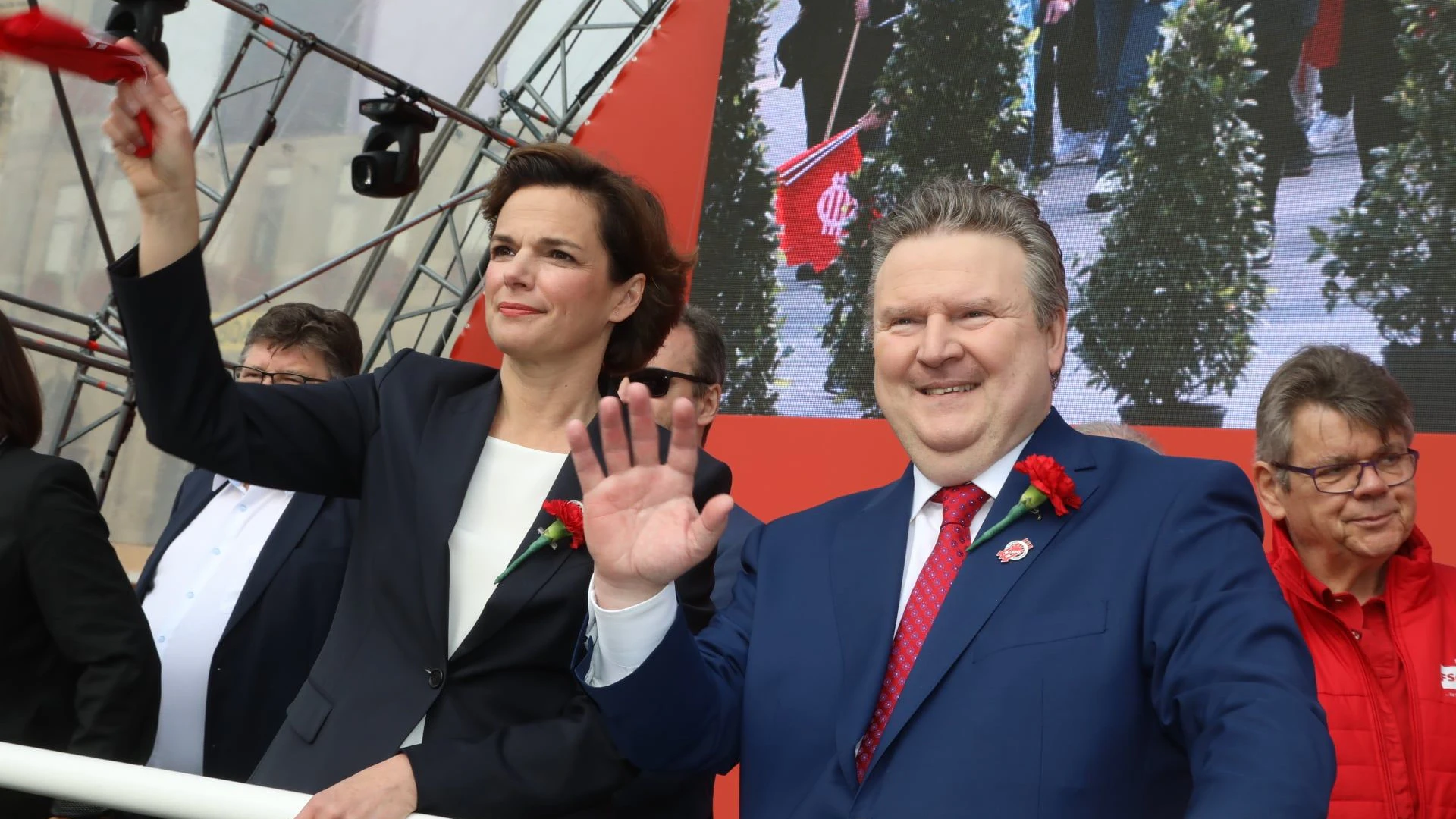 Rendi-Wagner und Ludwig am 1. Mai 2022 am Wiener Rathausplatz