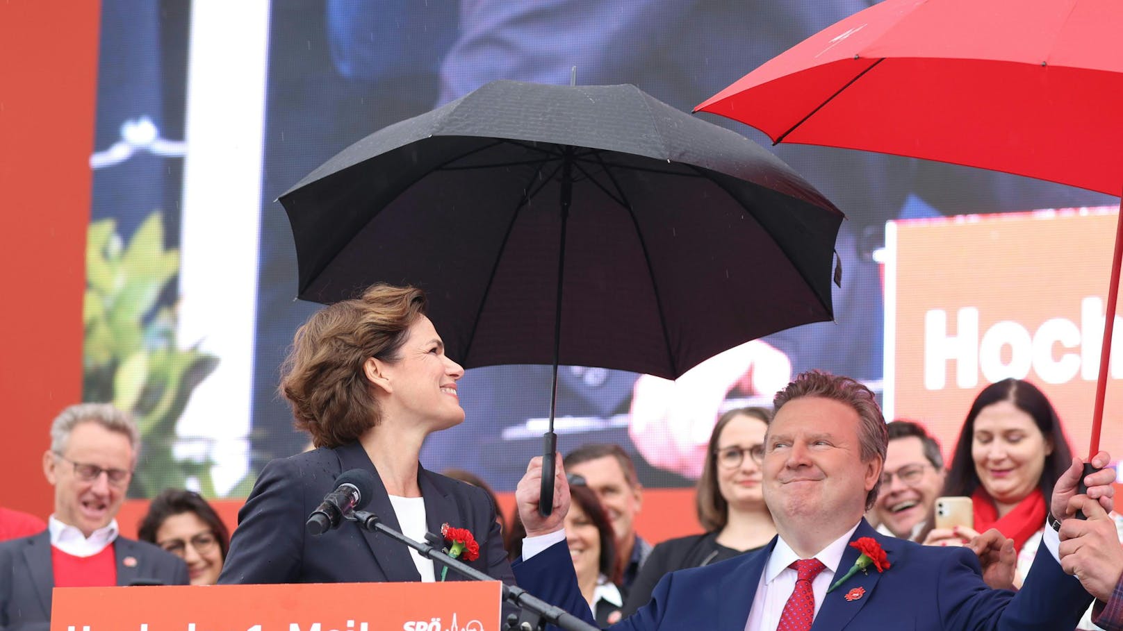 Im Zuge der Rede von SPÖ-Chefin Pamela Rendi-Wagner kam es am Sonntag zu einer kleinen Schirm-Panne. 
