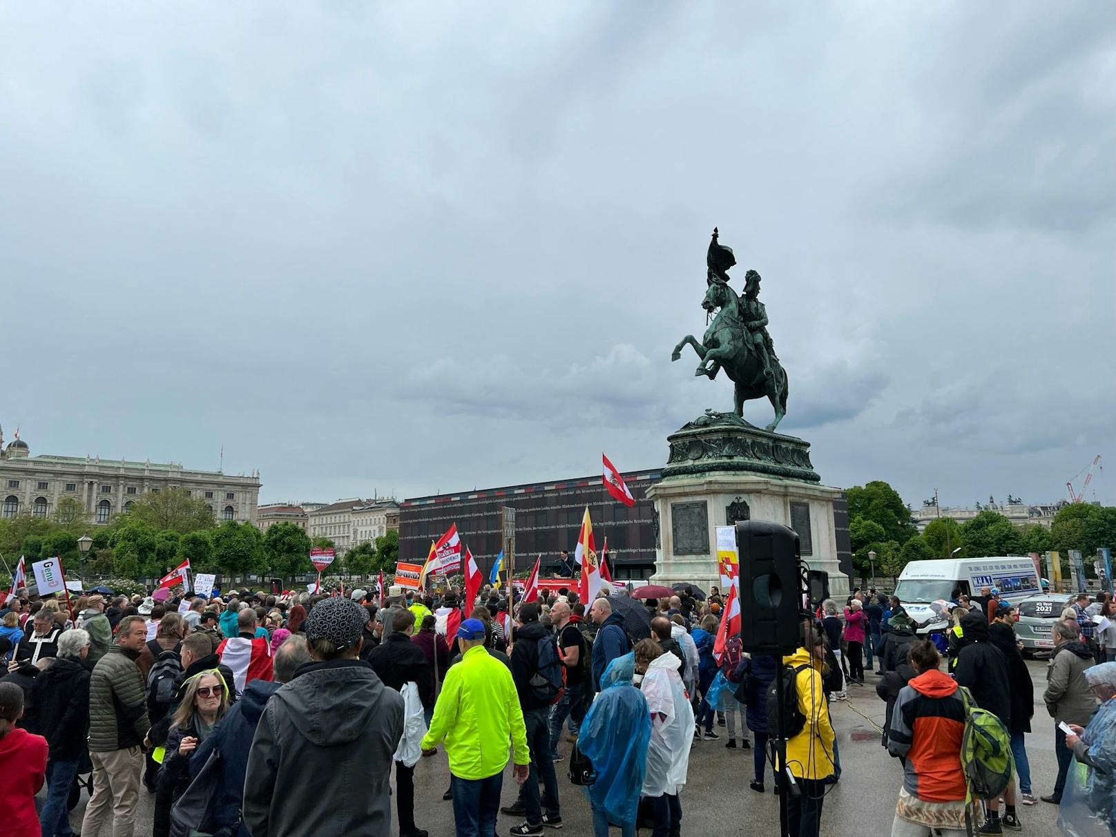 Am Heldenplatz sammelten sich Impf-Gegner zum "Alternativen 1. Mai".