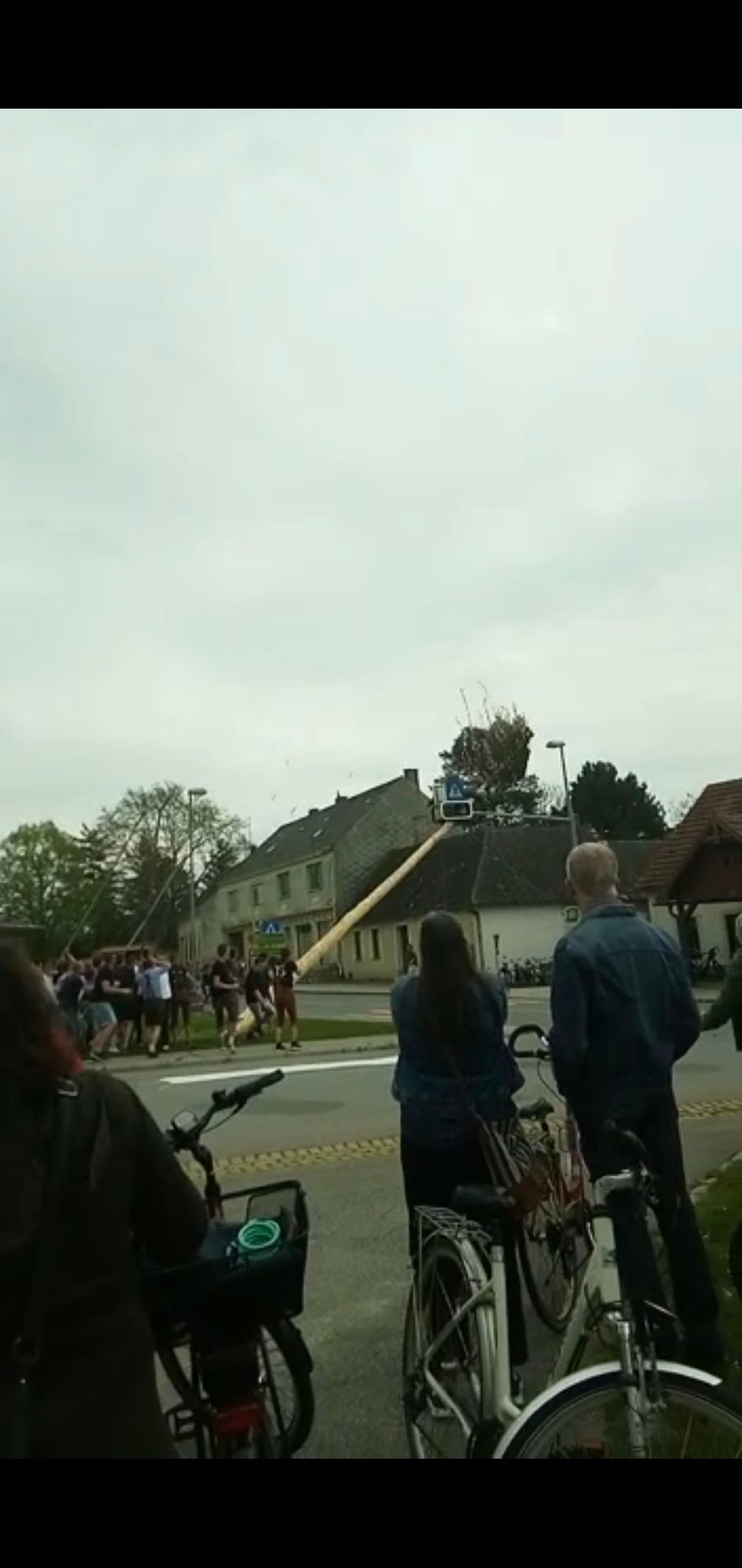 Video zeigt, wie Maibaum in NÖ umstürzt