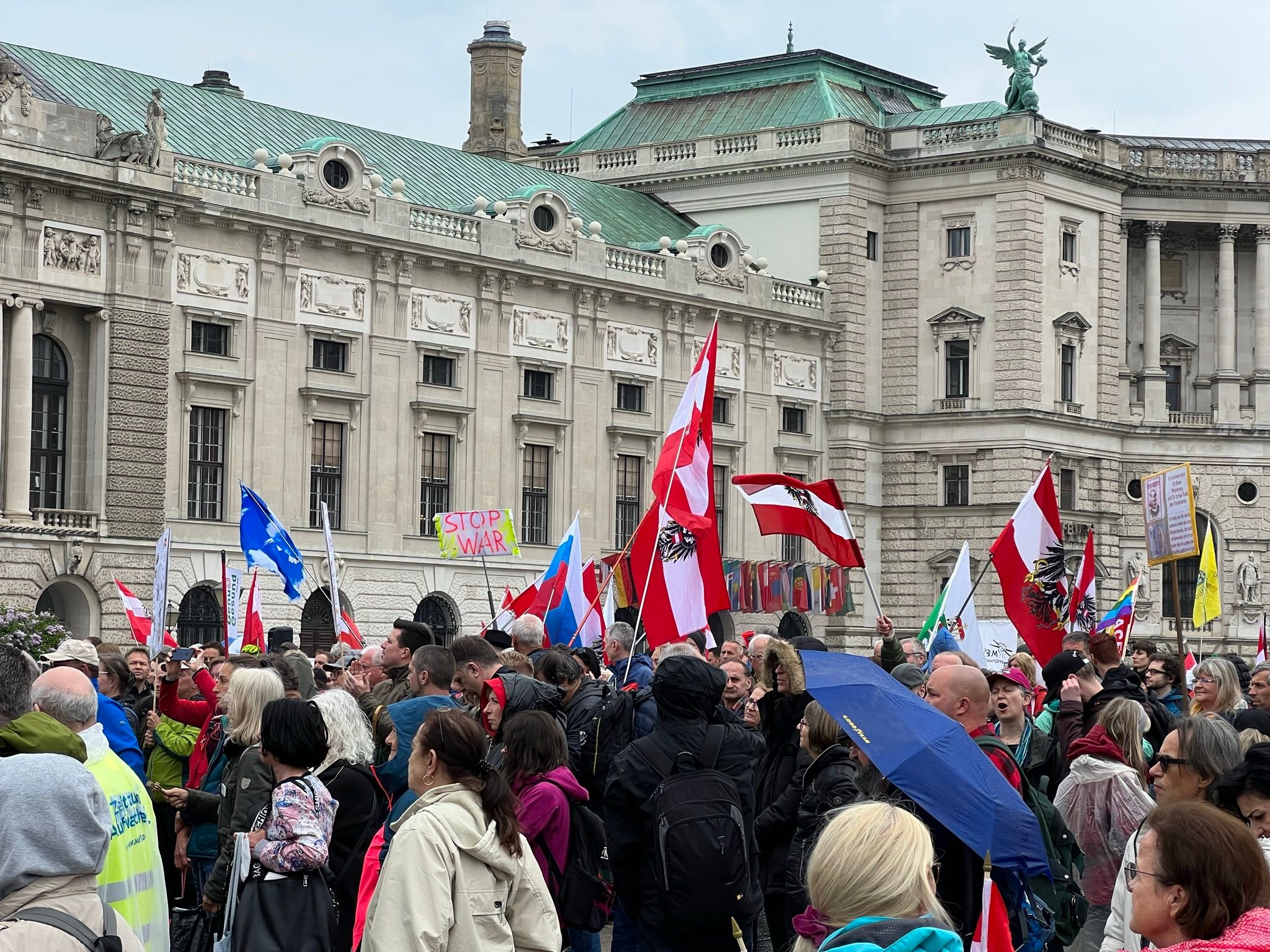 Am Samstag versammeln sich wieder Sanktionen-Gegner am Heldenplatz. (Archivbild)