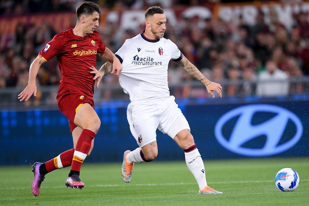 Bolognas Marko Arnautovic (r.) gegen die Roma