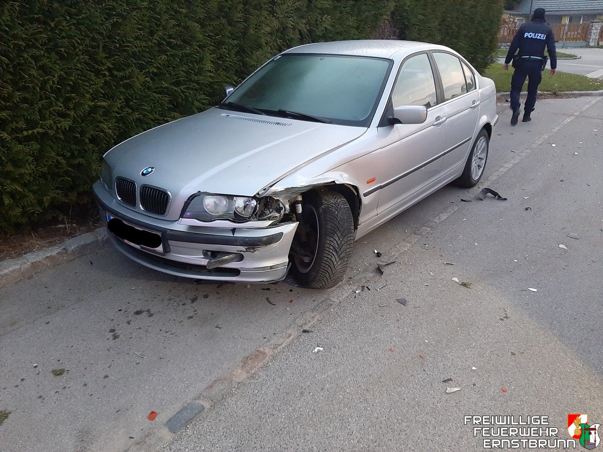 Das geparkte Auto wurde von einem unbekannten Lenker gerammt.