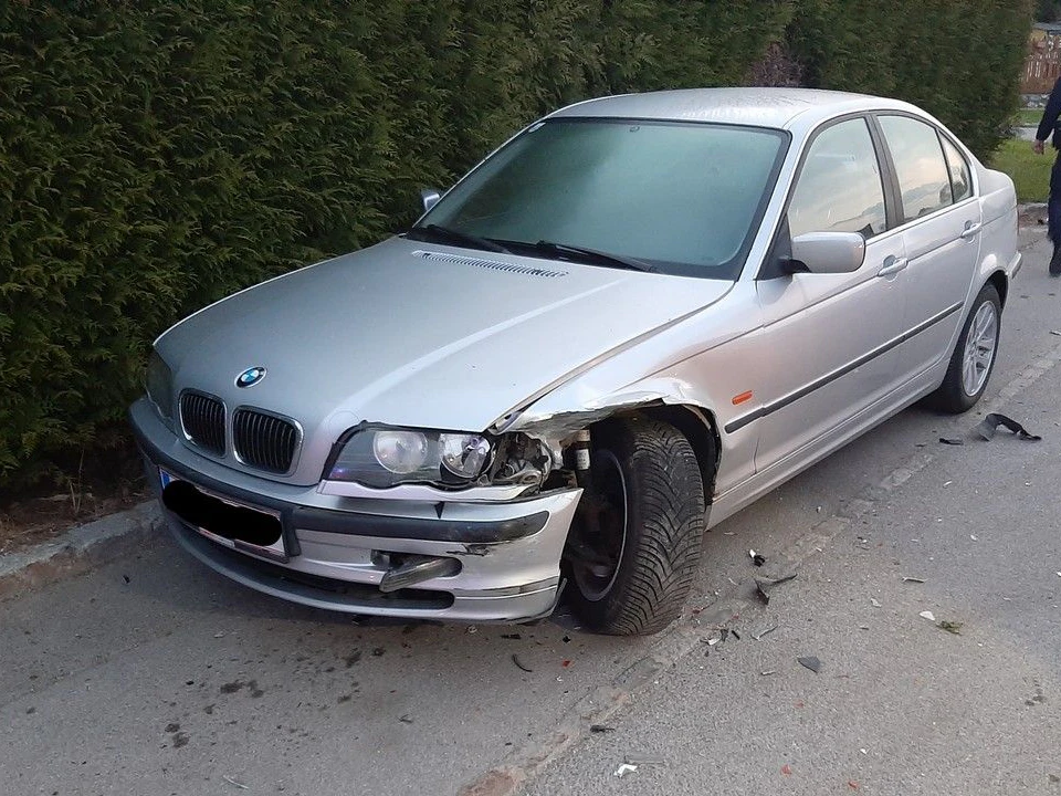 Das geparkte Auto wurde von einem unbekannten Lenker gerammt.