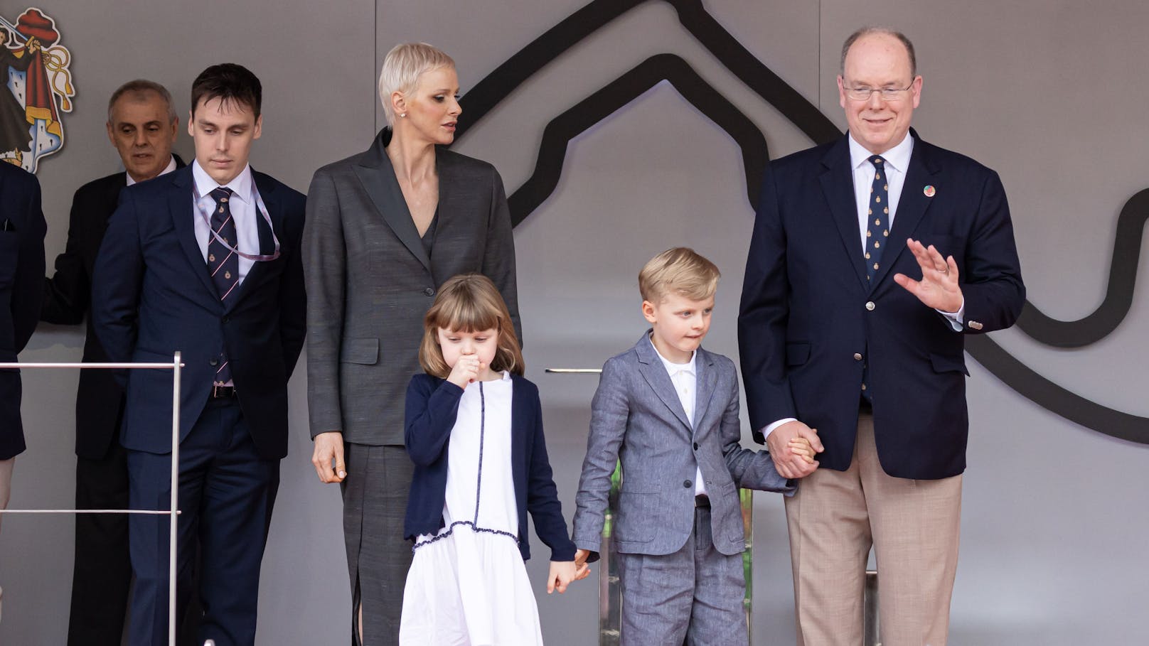 Die monegassische Fürstenfamilie präsentierte sich bei der Formel-E-Weltmeisterschaft. Doch die Ehefrau von Prinz Albert sieht nicht glücklich aus.