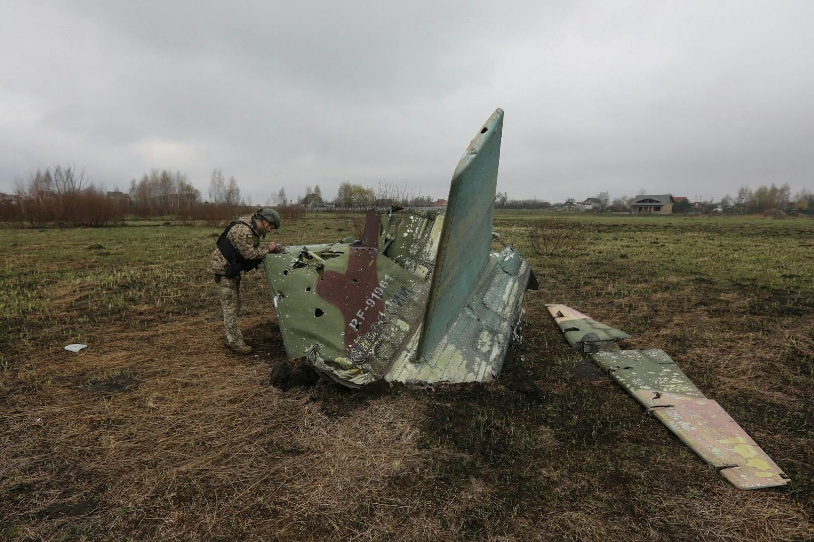 Ukrainische Truppen haben am Samstag nach eigenen Angaben zwei russische Kampfflugzeuge und mehrere Drohnen abgeschossen.