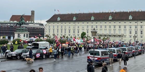 Rund 3.000 Teilnehmer dürften sich "gegen die Regierung" am Heldenplatz eingefunden haben.