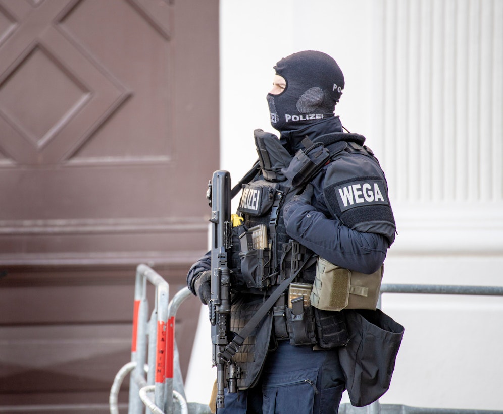 Weil der Nachbar eine Waffe besaß, wurde die Sonereinheit WEGA hinzugezogen.