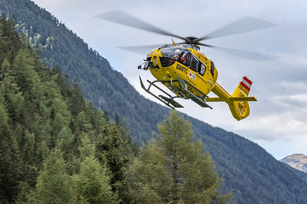 Neben einem Großaufgebot an Rettungskräften war auch ein Hubschrauber im Einsatz (Symbolbild).