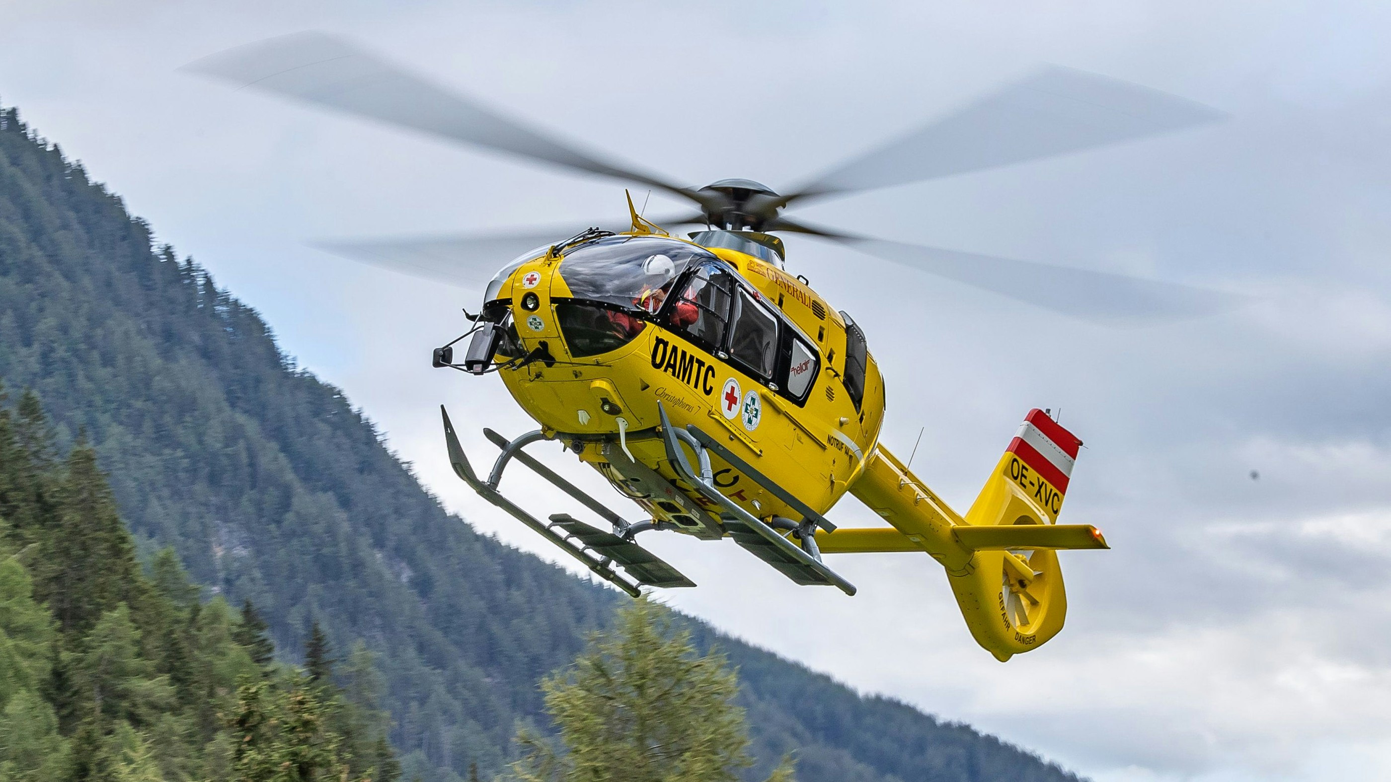 Neben einem Großaufgebot an Rettungskräften war auch ein Hubschrauber im Einsatz (Symbolbild).