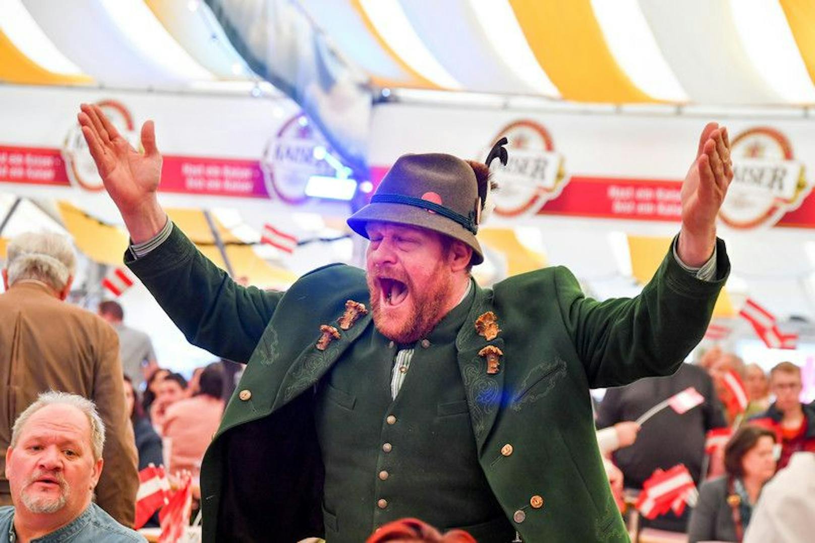 Bei Bierlaune feierten Tausende das Comeback der FPÖ am 1. Mai im Bierzelt am Urfahrmarkt.
