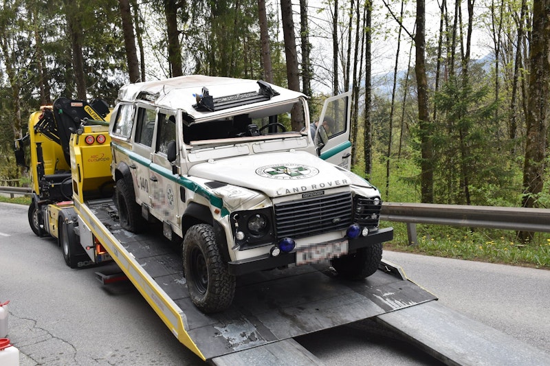 Drei Bergretter erlitten leichte Verletzungen.