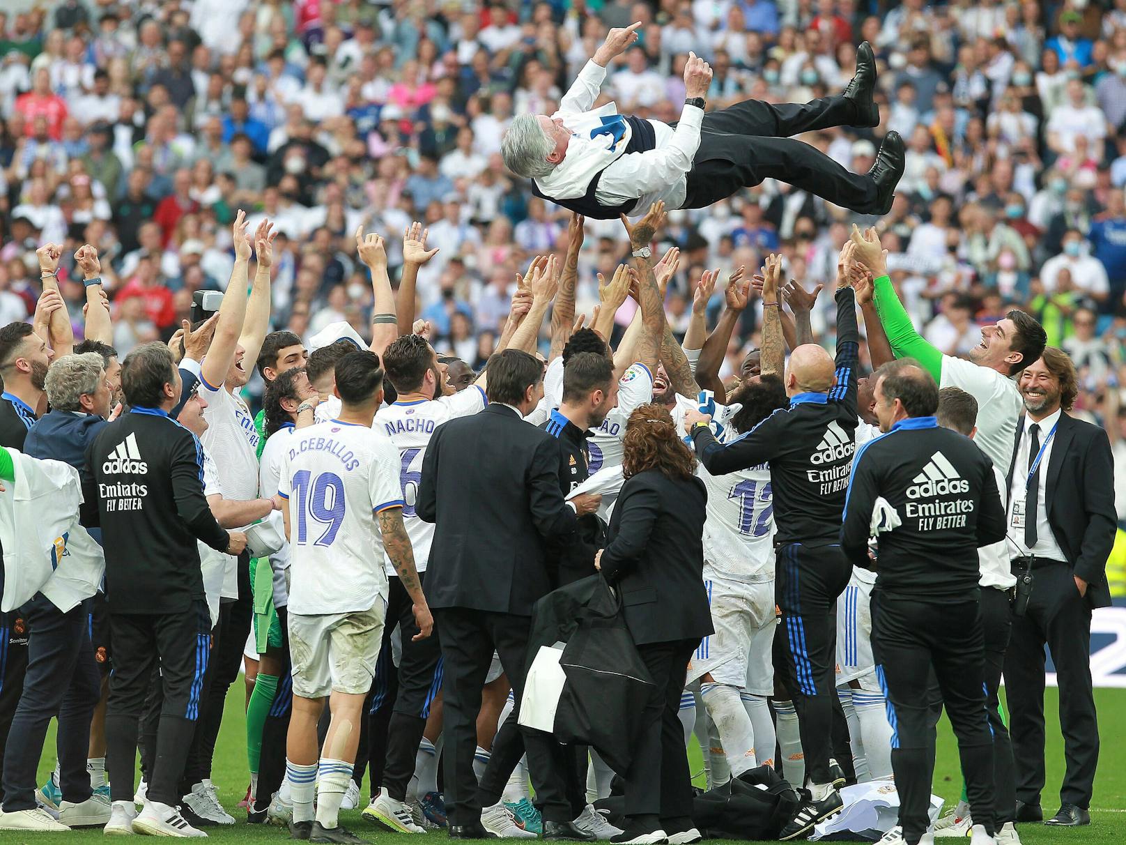 Die Real-Spieler werfen Trainer Ancelotti in die Luft.