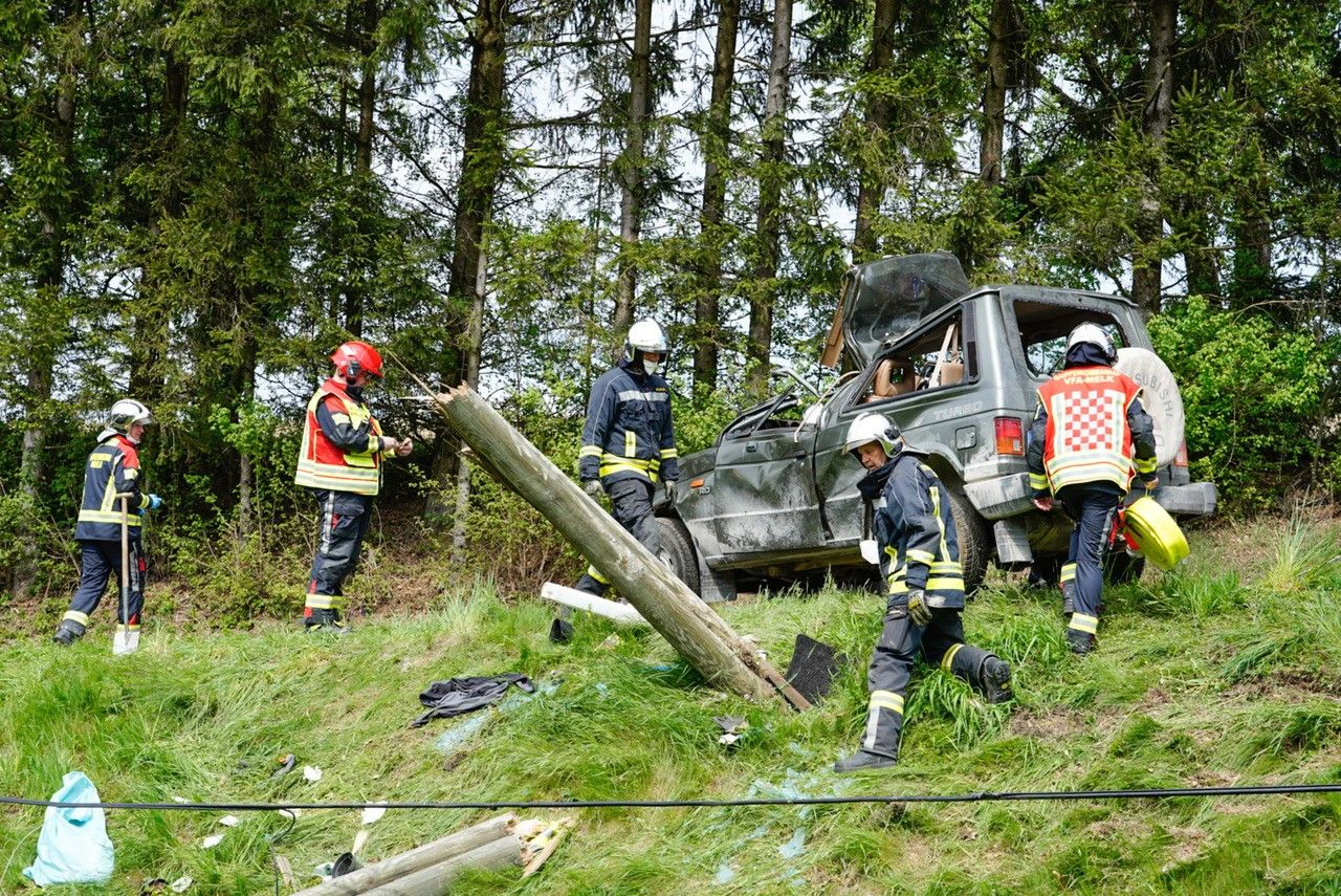 Schwerer Unfall: Pkw krachte gegen Telefonmast