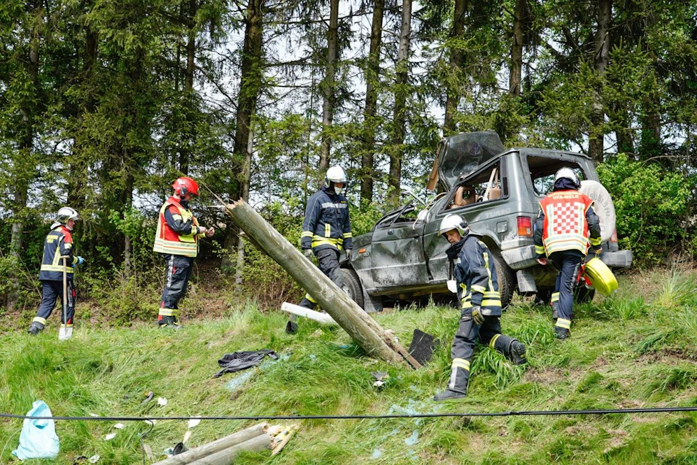 Schwerer Unfall: Pkw krachte gegen Telefonmast