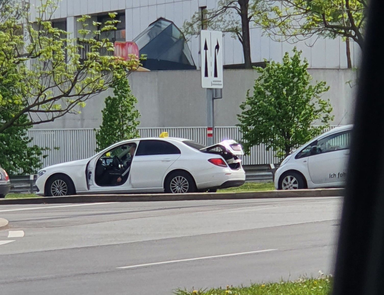 Mit der Tür im Kofferraum in der Wiener Donaustadt unterwegs