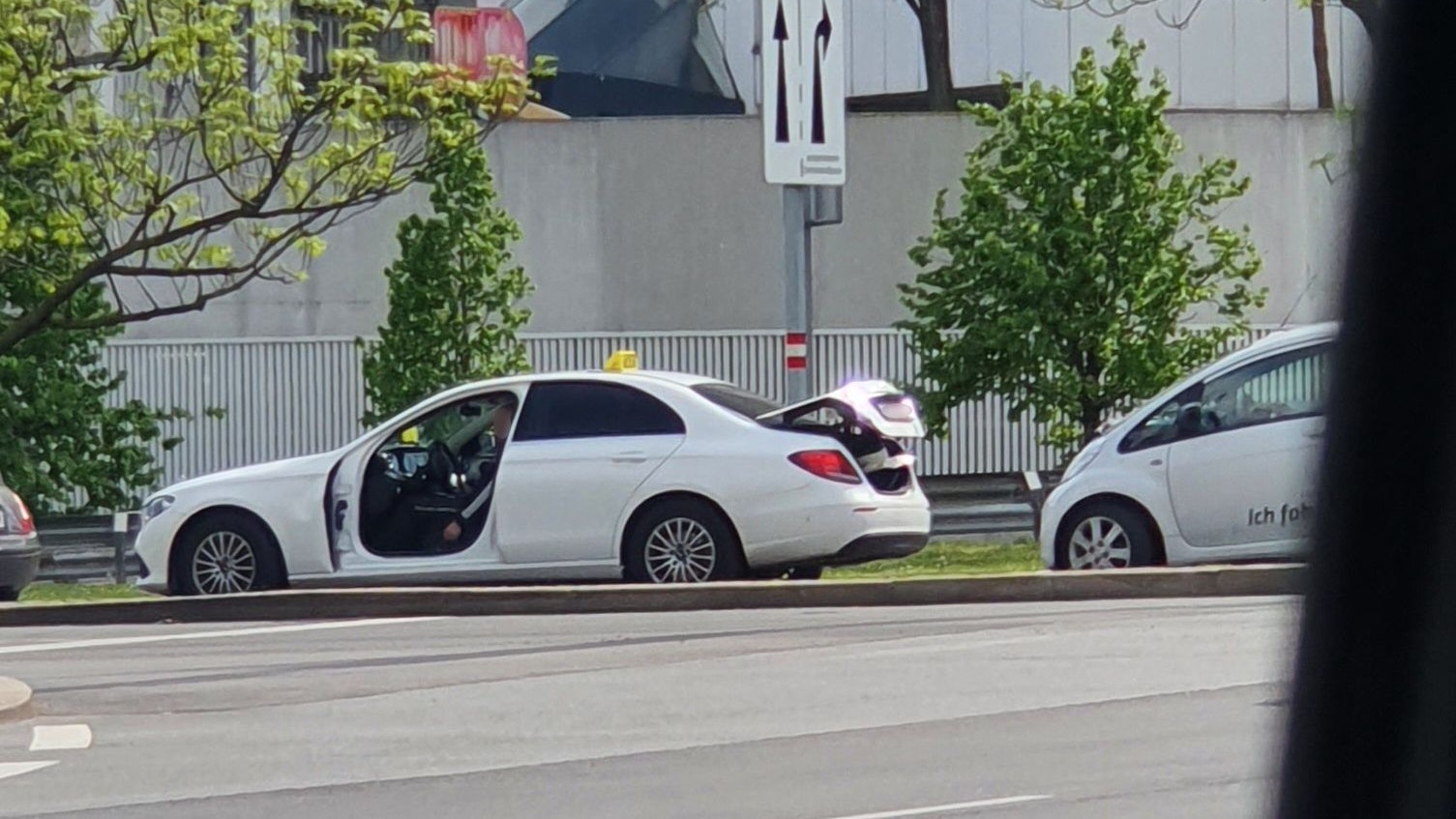 Mit der Tür im Kofferraum in der Wiener Donaustadt unterwegs