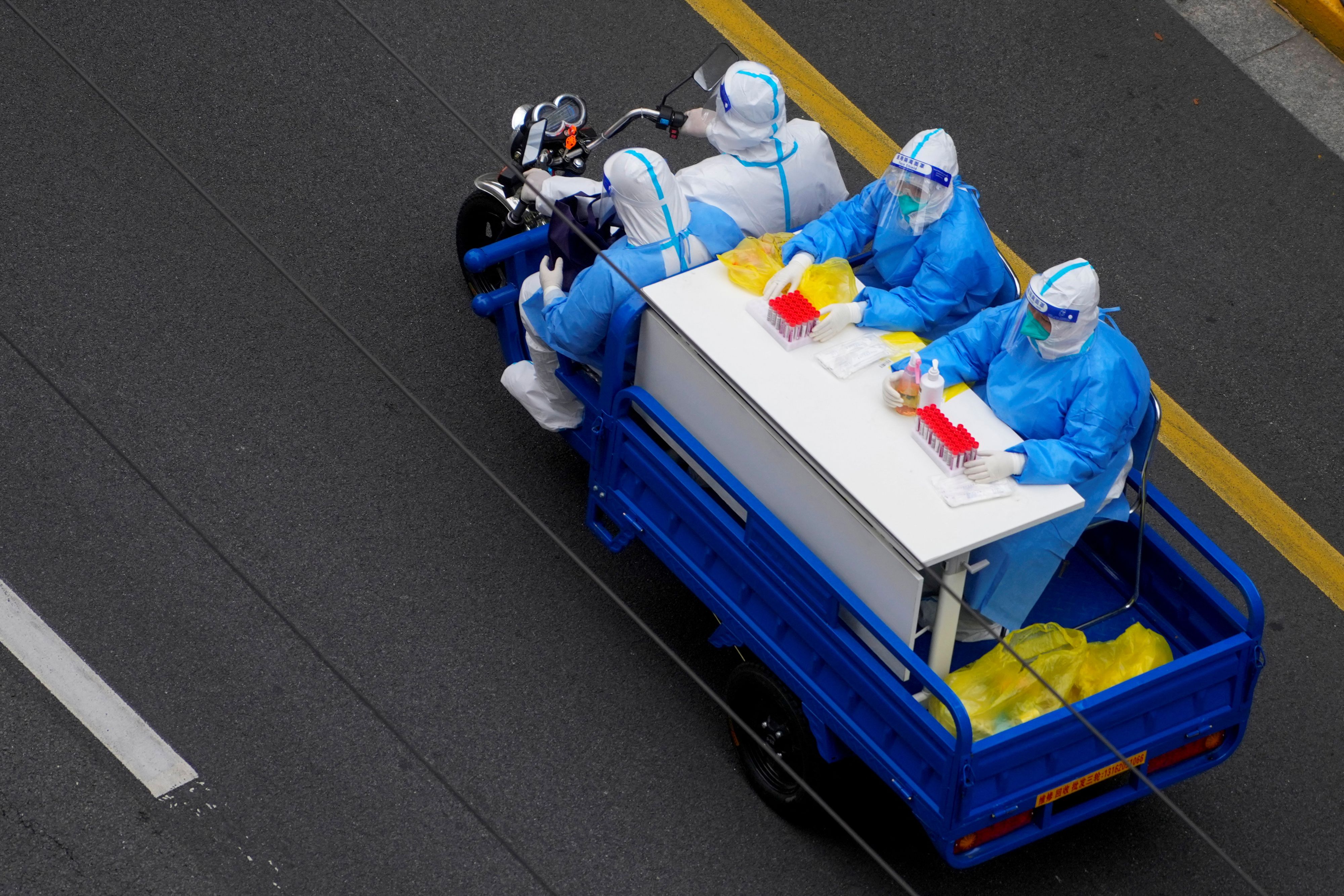 Shanghai verfolgt einen strengen Lockdown, hat nun aber in einem Fall eines lebenden Corona-Toten zu ermitteln.