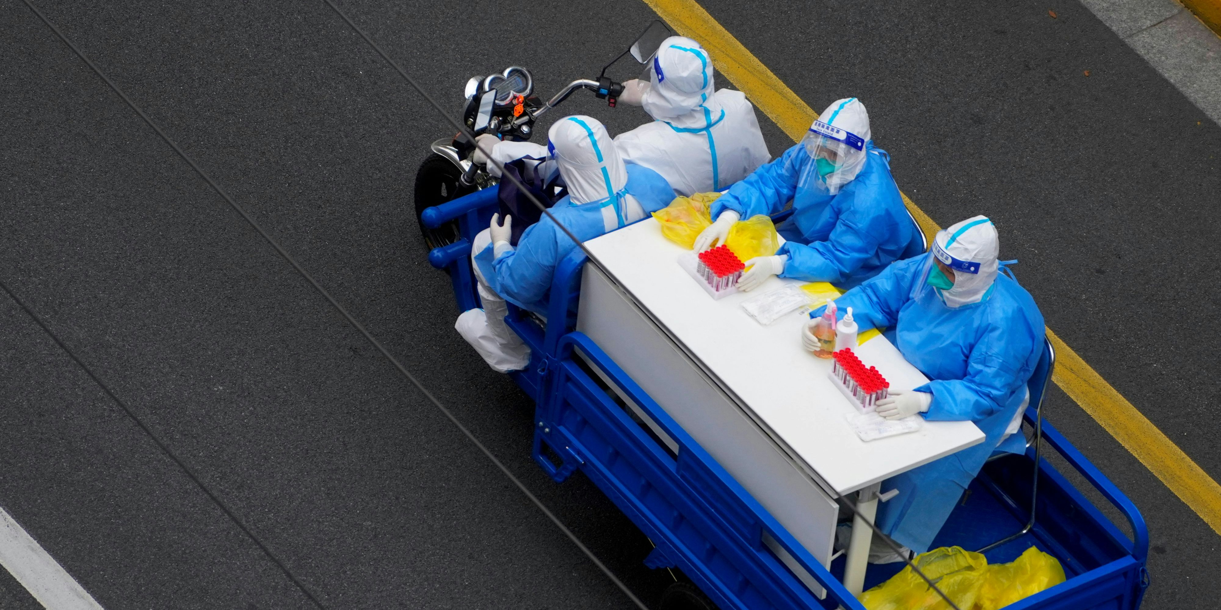 Shanghai verfolgt einen strengen Lockdown, hat nun aber in einem Fall eines lebenden Corona-Toten zu ermitteln.