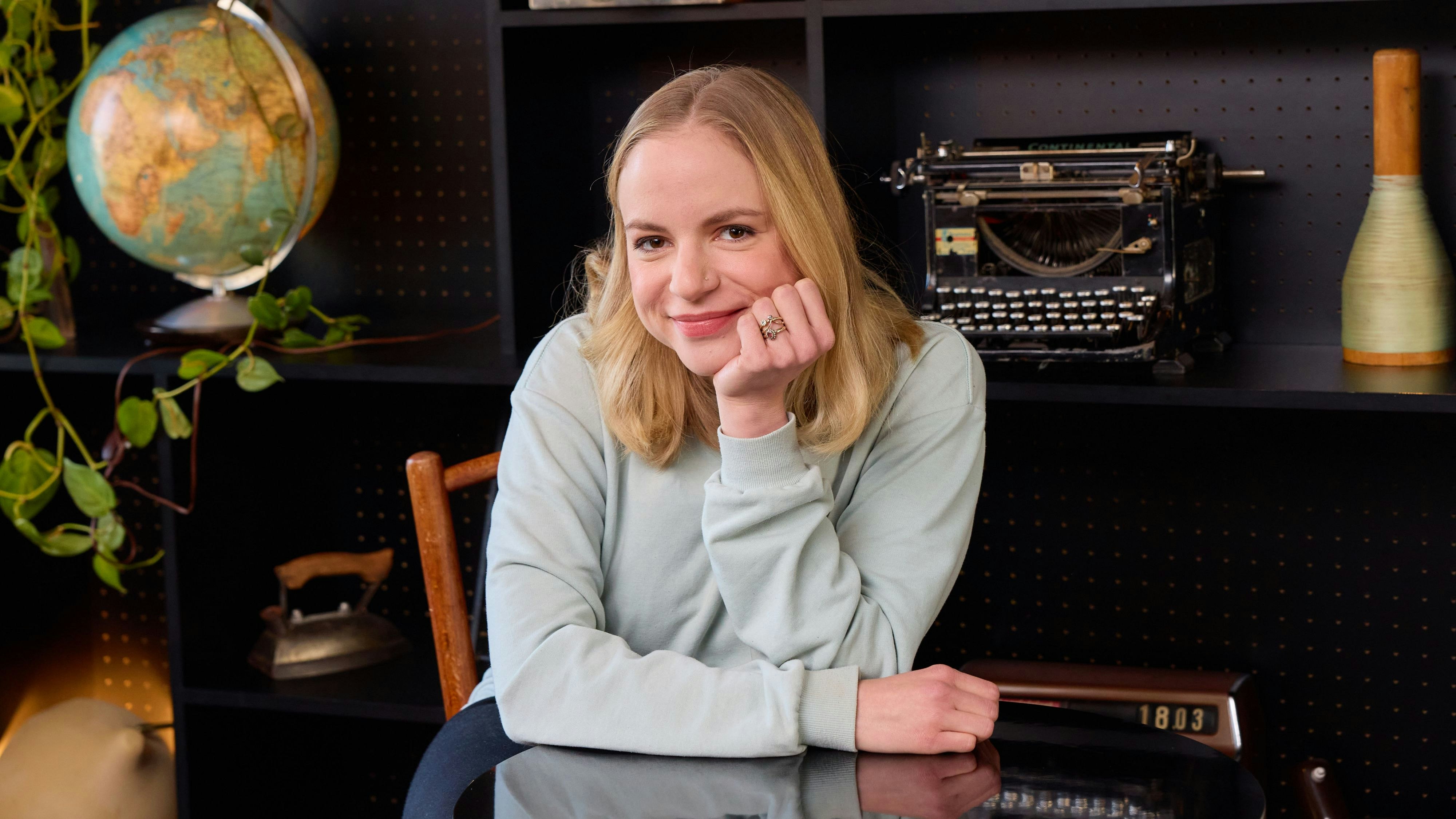 Download von www.picturedesk.com am 02.05.2022 (14:51).  Copyright: Starpix / Alexander Tuma, 22.03.2022 Wien, Julia ENGELMANN, Phototermin zu Interview im Ruby Marie Hotel Wien - 20220322_PD16646 - Rechteinfo: Rights Managed (RM)