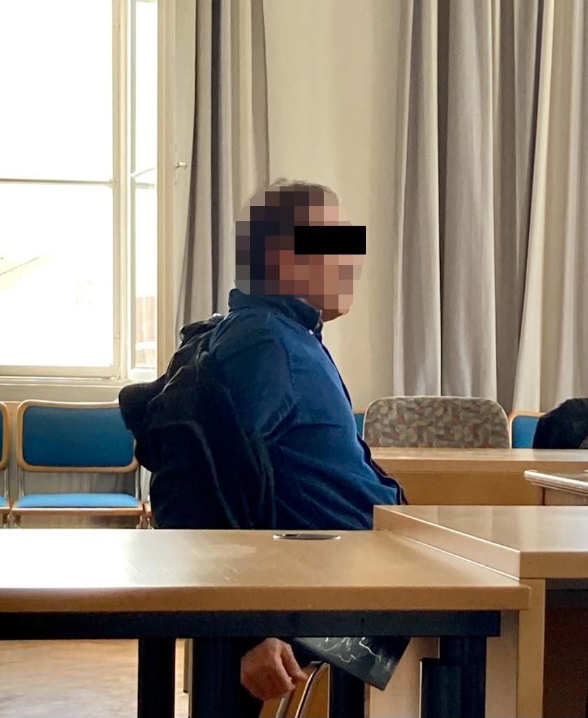 Der Angeklagte ist dreifacher Vater.