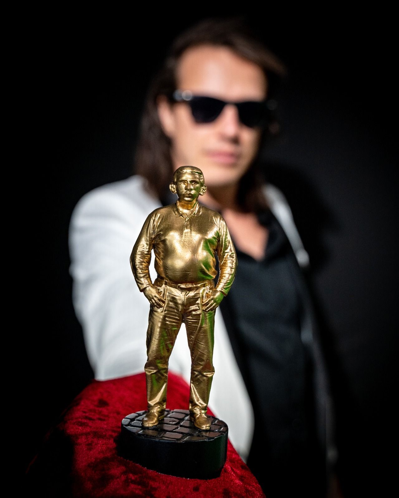 Marco Pogo und sein "Un-Ehrenpreis", der "Goldene Sebastian"