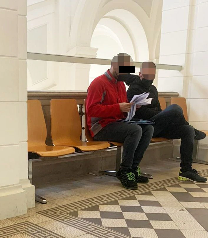 Der Angeklagte (li.)