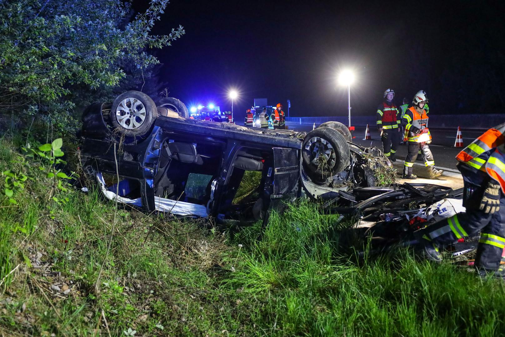 Ein schwerer Verkehrsunfall hat sich am späten Sonntagabend auf der Westautobahn bei Pucking (Bezirk Linz-Land) ereignet. Ein Autolenker wurde schwer verletzt.