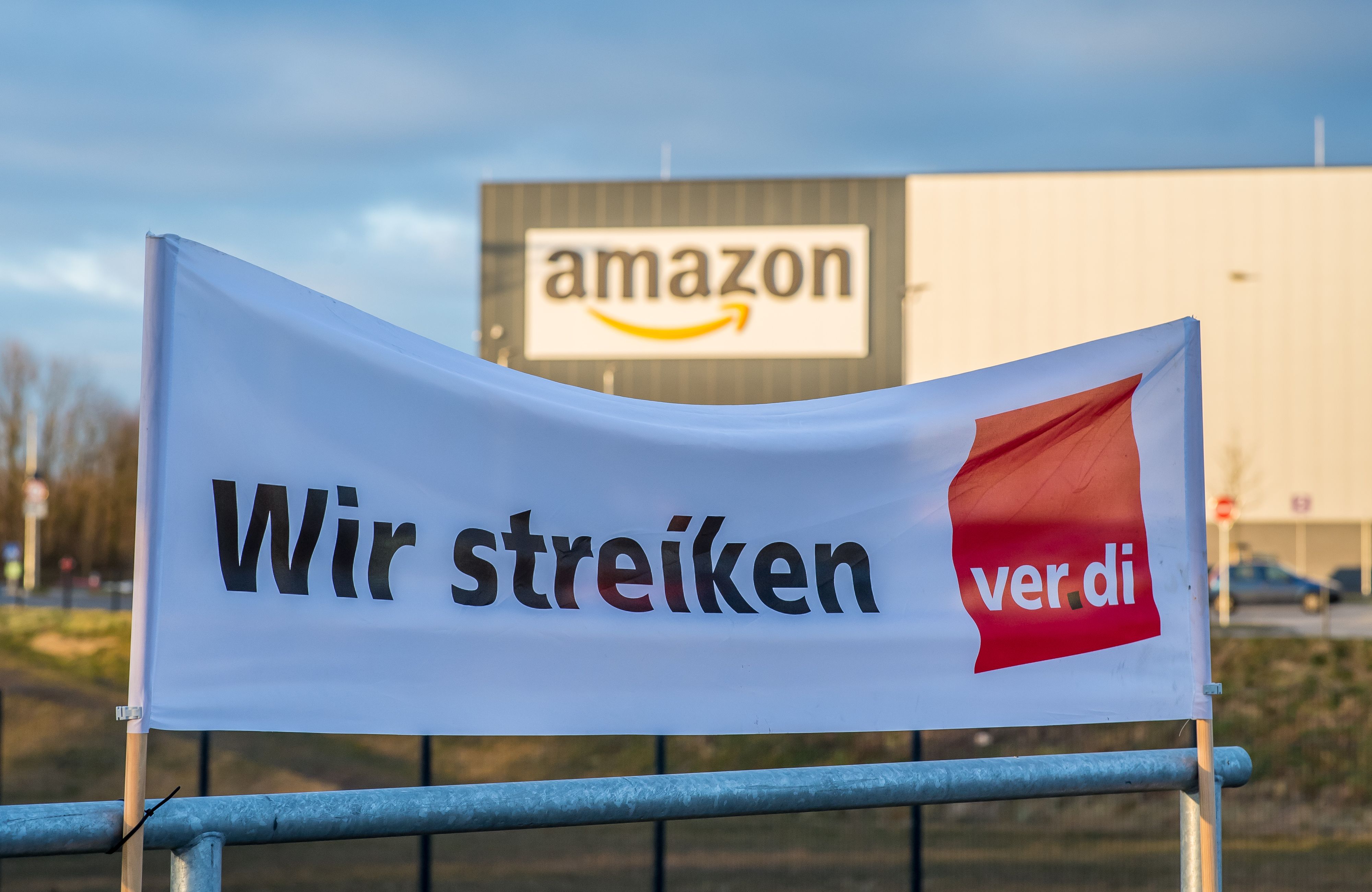 Die Gewerkschaft Verdi hat an sieben deutschen Standorten des Versandhändlers Amazon mehrtägige Streiks gestartet.