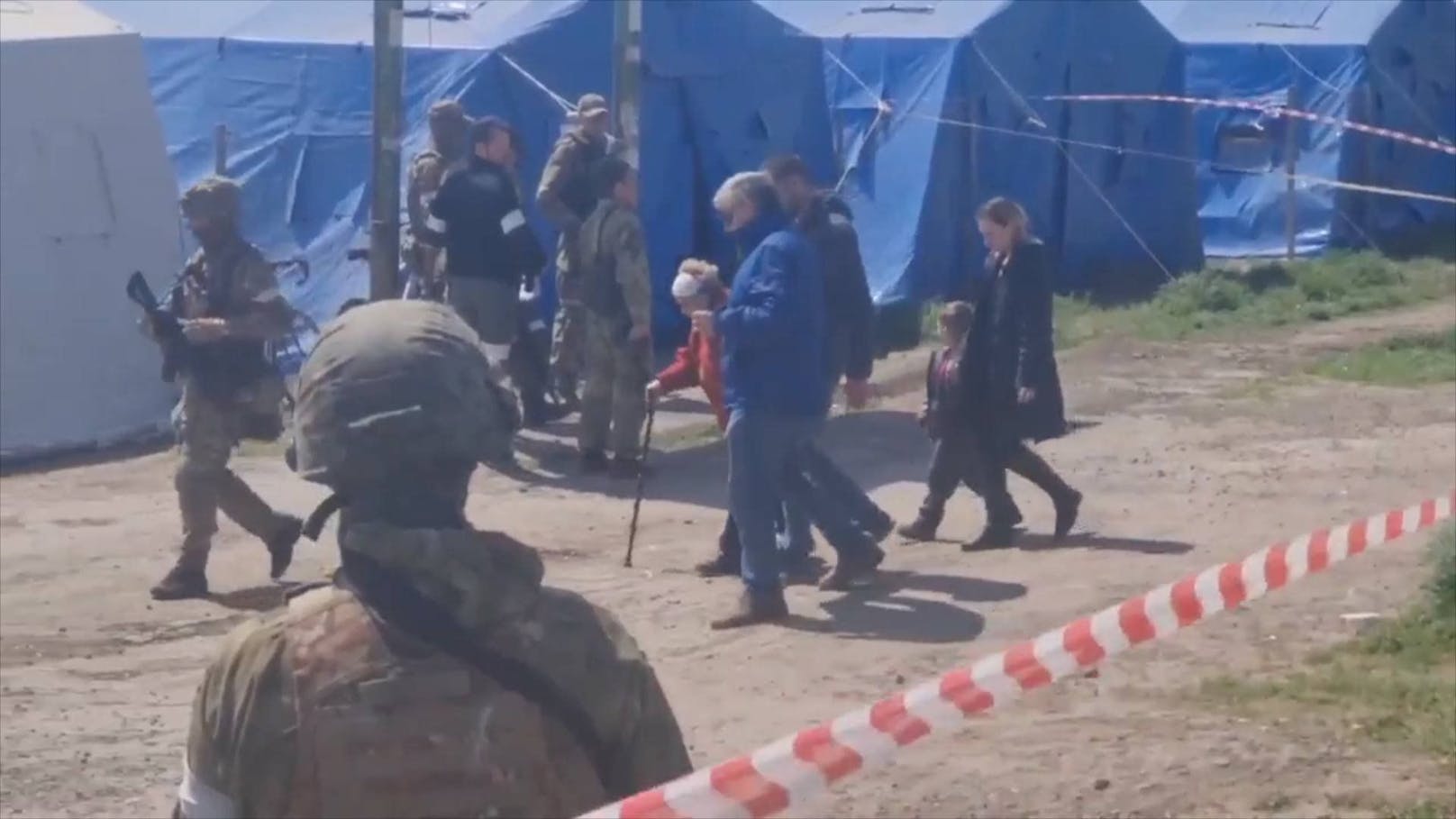 Evakuierung von Zivilisten aus dem Stahlwerk in Mariupol