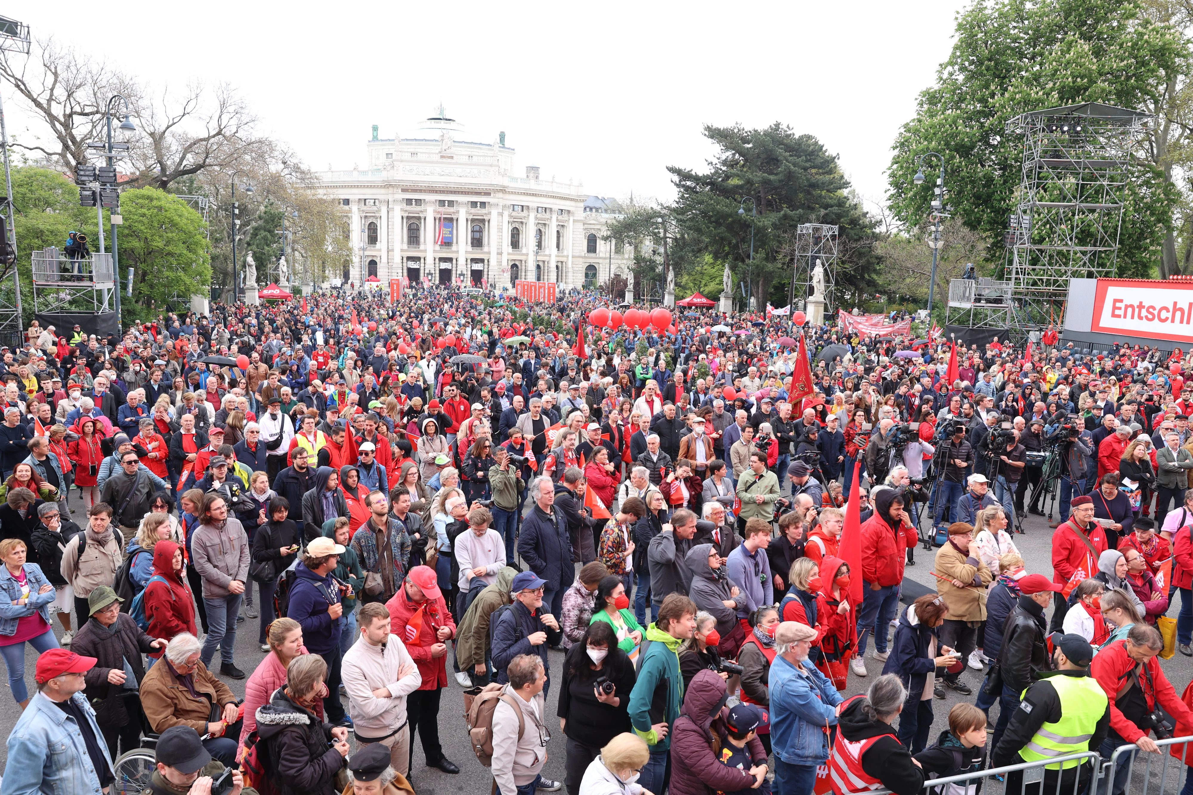 Am gestrigen 1. Mai feierte nicht nur die SPÖ den "Tag der Arbeit", auch andere politische Gruppierungen waren in Wien unterwegs. 