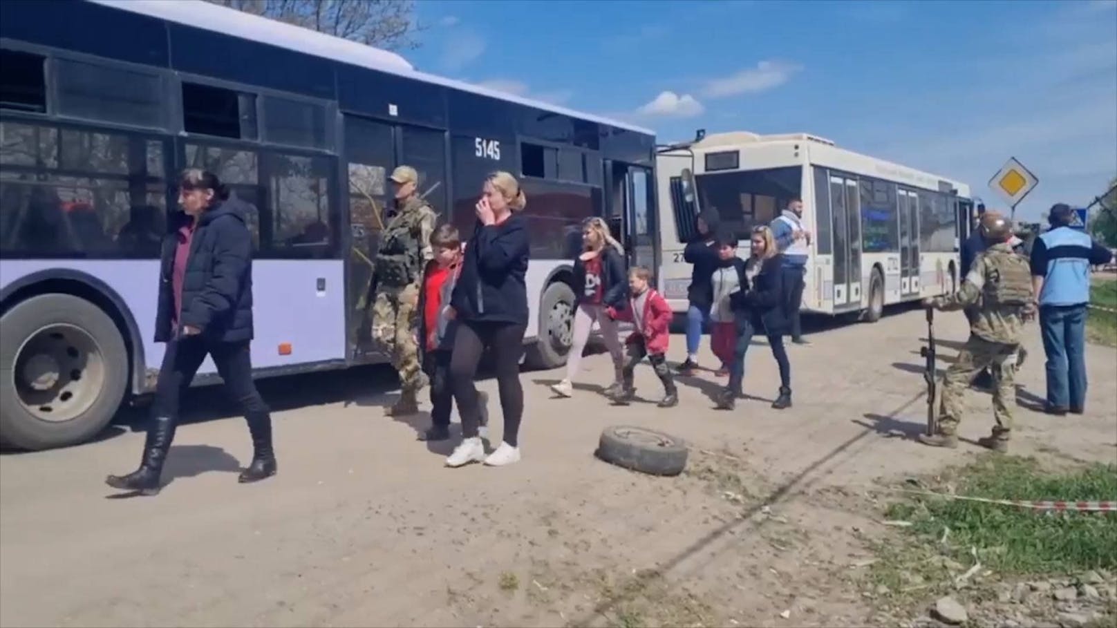 Am Sonntag erreichten Zivilisten aus dem belagerten Stahlwerk in Mariupol auf einer ausgehandelten Fluchtroute die Ostukraine.