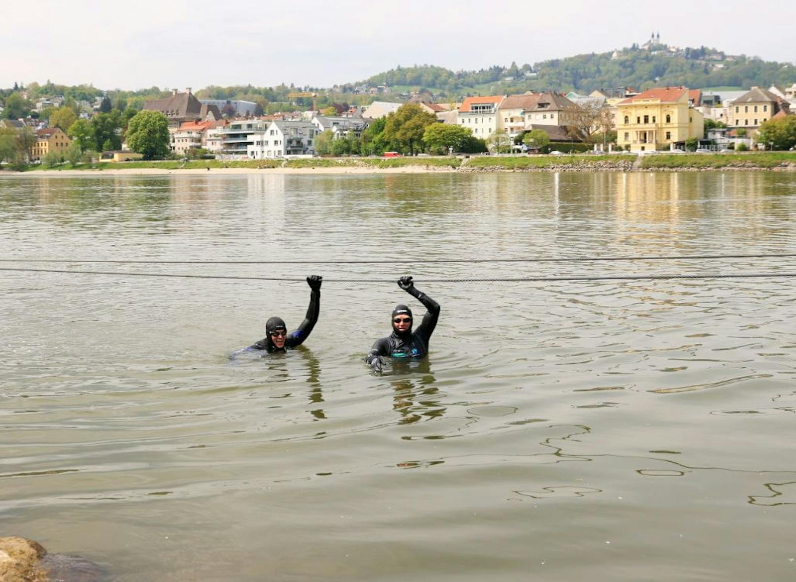 An der Donaulände stiegen sie aus dem Wasser.