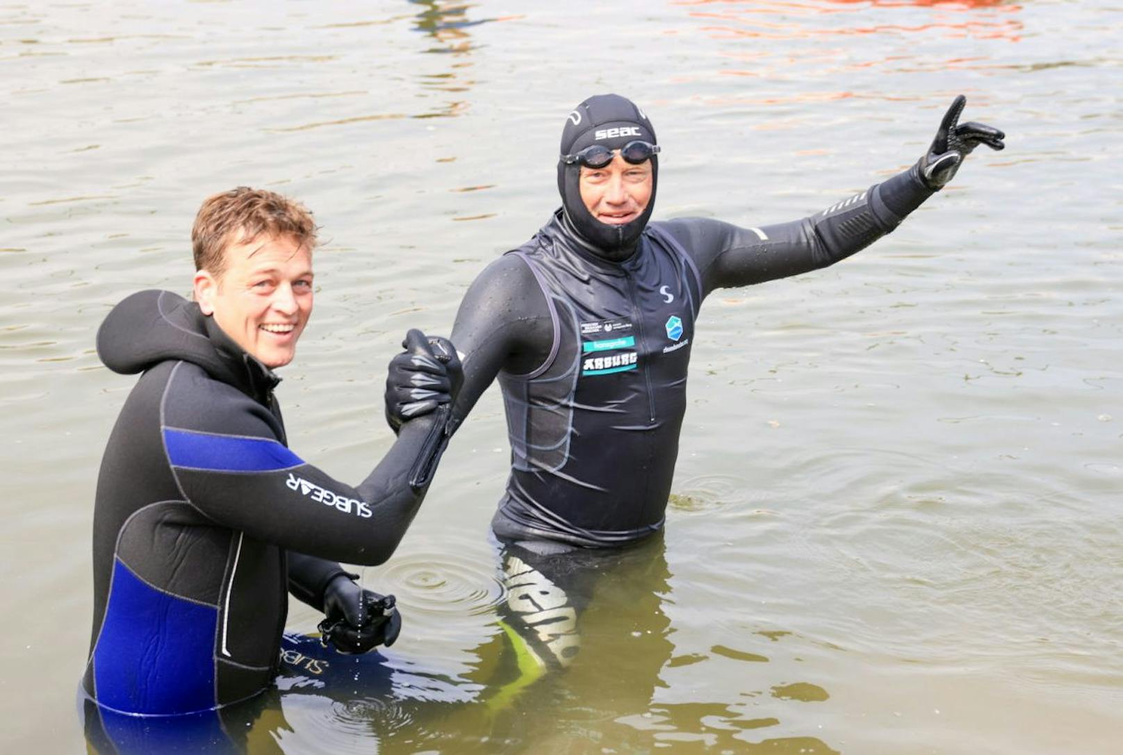 Landesrat Stefan Kaineder schwamm die letzten Kilometer mit ihrm.