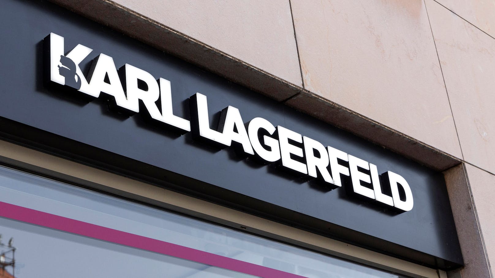 In Österreich gibt es vier Shops der Marke <strong>Karl Lagerfeld</strong> - zwei davon sind in Wien, ein Outlet jeweils in Salzburg und Parndorf (B).