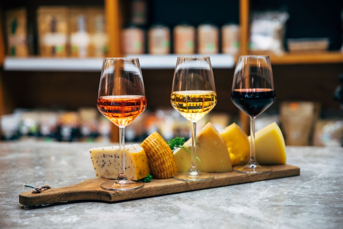 Was wäre eine Käseplatte ohne den richtigen Wein? Wenn dein Käse von einer cremigen Sorte ist, dann solltest du einen Wein mit mehr Säure verwenden. Salziges Käse schmeckt mit einem edelsüßen Wein fantastisch und wenn du dir unsicher bist, dann verlasse dich auf einen milden Weißwein. 