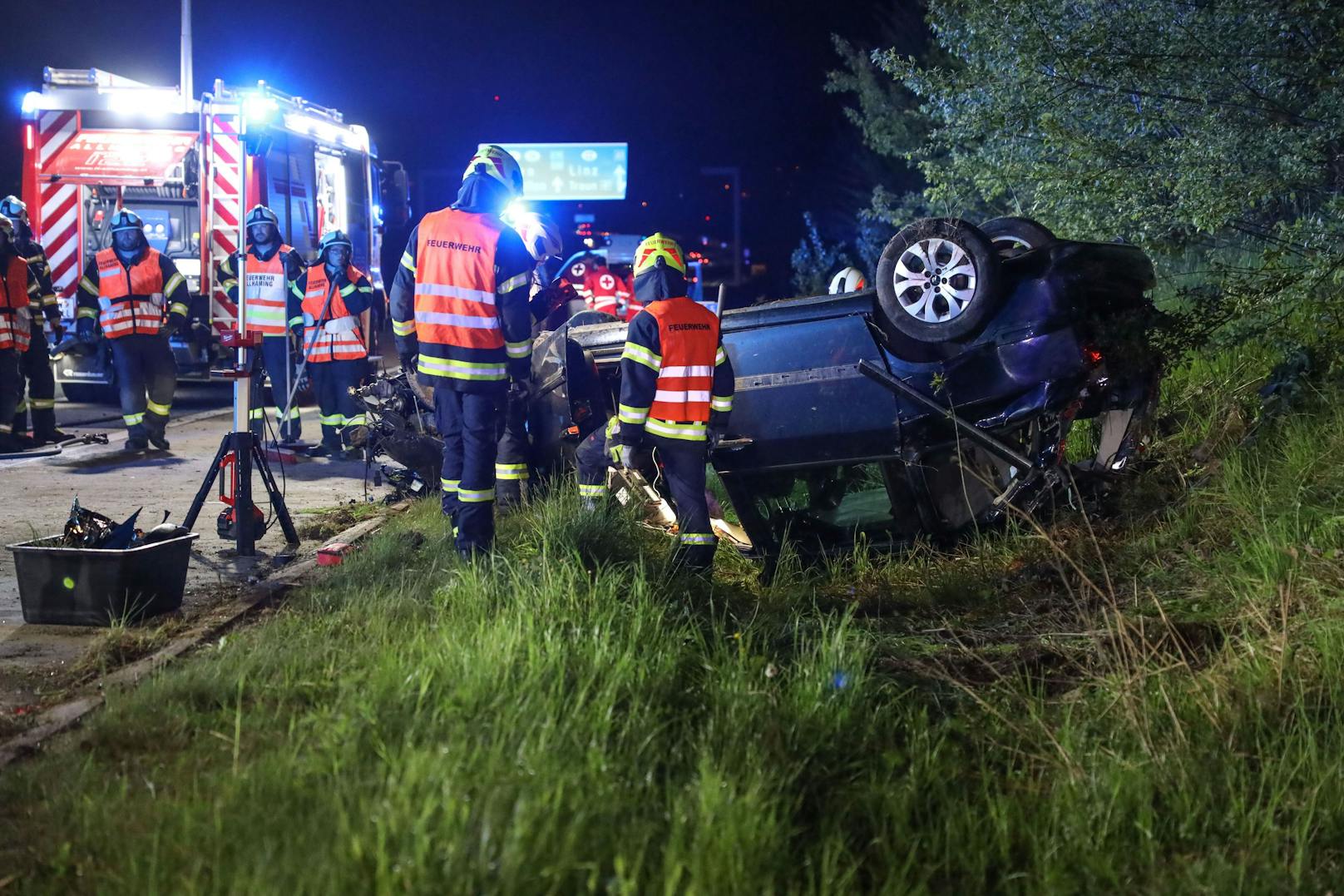 Ein schwerer Verkehrsunfall hat sich am späten Sonntagabend auf der Westautobahn bei Pucking (Bezirk Linz-Land) ereignet. Ein Autolenker wurde schwer verletzt.