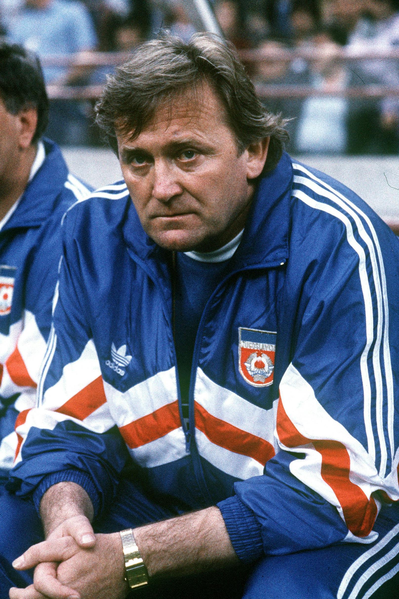 Er ist zudem auch der letzte Trainer Jugoslawiens. Kurz vor der EM 1992 trat er selbstständig zurück und sorgte mit seiner Rede für Gänsehaut. 