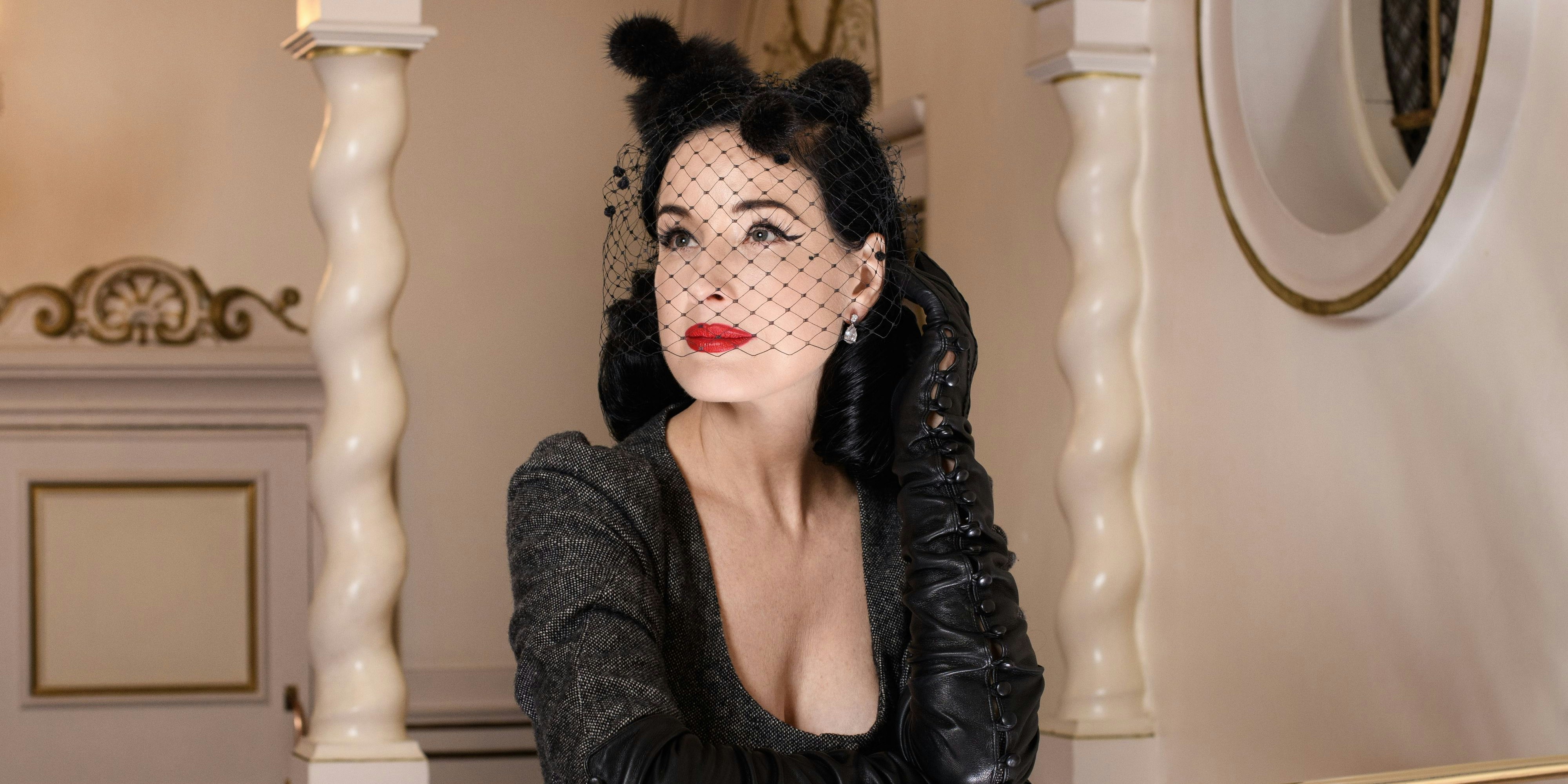 Dita von Teese (49) kommt an die Burg.