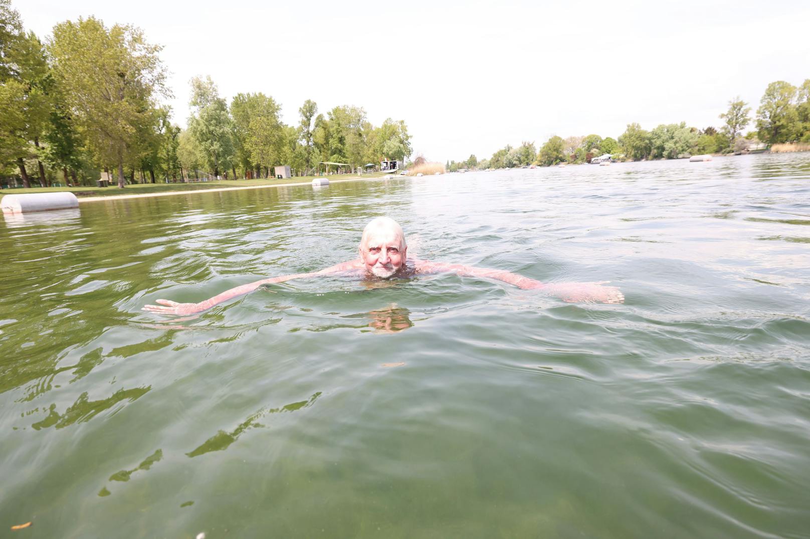 Bei 15 Grad Wassertemperatur kostet der Sprung in die Alte Donau etwas Überwindung.