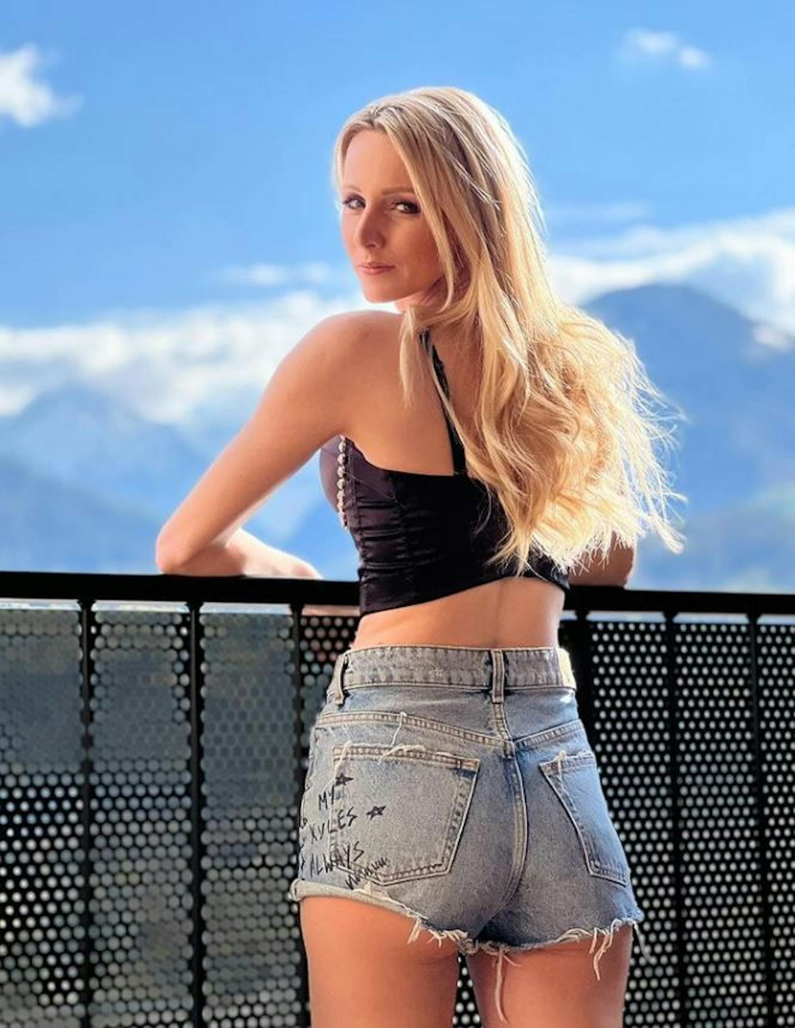 Austro-Schlagerstar Melissa Naschenweng posiert in knappen Hotpants für ihre Fans. 